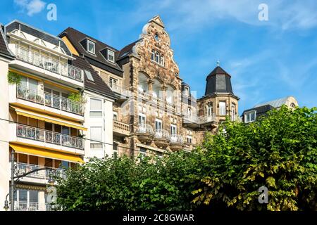 Belle vecchie facciate sulla riva del Reno a Koenigswinter, Germania Foto Stock