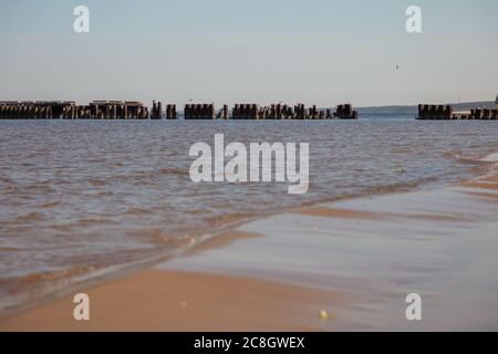 Bellissima spiaggia di sabbia in una giornata estiva soleggiata. Baltic. La costa del Golfo di Finlandia. Estonia. UST-Narva. Foto di alta qualità Foto Stock