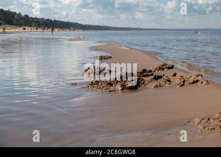 Bellissima spiaggia di sabbia in una giornata estiva soleggiata. Baltic. La costa del Golfo di Finlandia. Estonia. UST-Narva. Foto di alta qualità Foto Stock