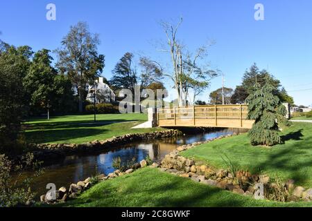 Ponte sopra Town Brook in Brewster Gardens al porto di fine parco a Plymouth, ma USA Foto Stock