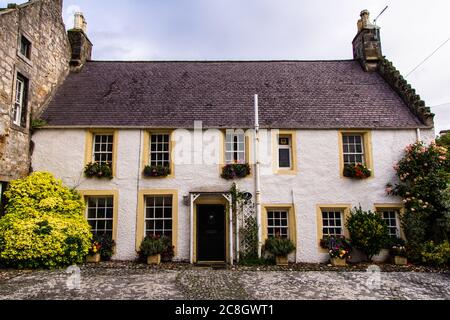 Visita il grazioso villaggio di Culross, appena sopra la città di Edimburgo. Culross è splendida per i suoi vecchi edifici e strade tradizionali. Foto Stock