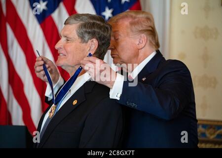 Il presidente degli Stati Uniti Donald J. Trump presenta la Medaglia presidenziale della libertà all'atleta olimpico e di campo ed ex membro della Camera dei rappresentanti degli Stati Uniti Jim Ryun nella stanza blu della Casa Bianca a Washington, DC il 24 luglio 2020.Credit: Samuel Corum/Pool via CNP /MediaPunch Foto Stock