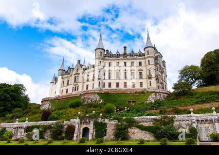 Vista sul bellissimo castello di Dunrobin a Golspie. Il castello di Dunrobin è uno dei castelli meglio conservati della Scozia. Foto Stock