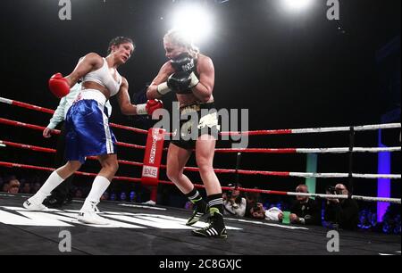 Linköping, Svezia 2012-04-27 davanti a circa 3,000 spettatori nel centro di Cloetta, il pugile Frida Wallberg difese il suo titolo WBC quando batte Amanda Serrano (a sinistra nella foto) dagli Stati Uniti nel Gala di Boxing Best of the Best. Foto Gippe Gustafsson Foto Stock