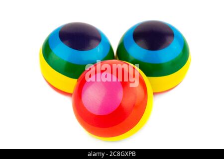 Tre palline colorate a righe di gomma isolate su sfondo bianco. Foto Stock