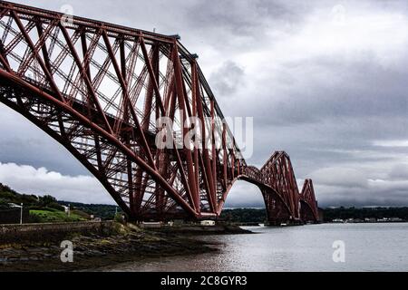 Edimburgo, SCOZIA: Bella vista del ponte ferroviario 'Firth of Forth'. Il ponte rosso visto dall'edificio abbandonato dell'Albert Hotel. Foto Stock