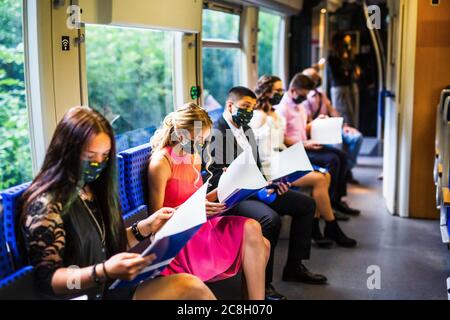 Eggingen, Germania. 24 luglio 2020. Gli alunni della classe 10b della Realschule Stühlingen hanno letto nei loro rapporti dopo il rilascio dei loro certificati sul viaggio di un treno speciale da Eggingen a Stühlingen. Le tre classi di laurea della Realschule Stühlingen ricevono i loro rapporti sulla corsa in treno da Eggingen a Stühlingen - dal momento che non può avvenire una normale cerimonia di laurea a causa della pandemia di Corona. Credit: Philippe von Ditfurth/dpa/Alamy Live News Foto Stock