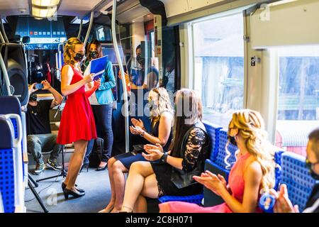 Eggingen, Germania. 24 luglio 2020. Un allievo di classe 10b della Realschule Stühlingen è lieto di ricevere il suo certificato durante il viaggio di un treno speciale da Eggingen a Stühlingen. Le tre classi di laurea della Realschule Stühlingen riceveranno i loro certificati durante il viaggio in treno da Eggingen a Stühlingen - dal momento che non può essere prevista una normale cerimonia di laurea a causa della pandemia di Corona. Credit: Philippe von Ditfurth/dpa/Alamy Live News Foto Stock