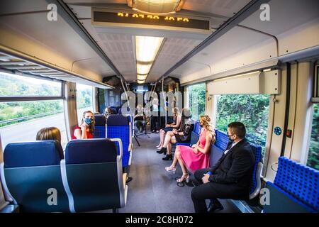 Eggingen, Germania. 24 luglio 2020. Gli alunni della classe 10b della Realschule Stühlingen ascoltano un discorso del loro insegnante di classe prima del rilascio dei loro certificati sul viaggio di un treno speciale da Eggingen a Stühlingen. Le tre classi di laurea della Realschule Stühlingen ricevono i loro rapporti sulla corsa in treno da Eggingen a Stühlingen - come non può avvenire una normale cerimonia di laurea a causa della pandemia di Corona. Credit: Philippe von Ditfurth/dpa/Alamy Live News Foto Stock