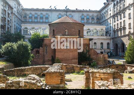 Rotunda, chiesa di san Giorgio, la più antica chiesa di Sofia, Bulgaria in una giornata estiva Foto Stock