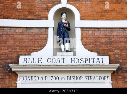 Iconica statua del ragazzo del Blue Coat nella storica città di Chester Foto Stock