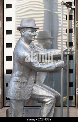 Belgrado, Serbia - 20 luglio 2020: Statua dell'attore americano di discendenza serba Karl Malden , di Zdravko Joksimovic, davanti all'archivio cinematografico jugoslavo Foto Stock