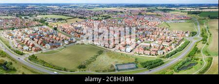 Nuovo alloggio moderno e circonvallazione intorno ad una città vecchia. Vista panoramica aerea di una nuova tenuta a Biggleswade, Bedfordshire, Regno Unito. Foto Stock