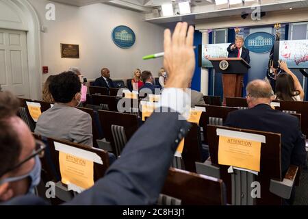 Washington, Stati Uniti d'America. 23 luglio 2020. Washington, Stati Uniti d'America. 23 luglio 2020. Il presidente degli Stati Uniti Donald Trump prende una domanda da un giornalista durante un briefing di aggiornamento sulla COVID-19, pandemia di coronavirus nella Briefing Room della Casa Bianca 23 luglio 2020 a Washington, DC Credit: Shealah Craighead/White House Photo/Alamy Live News Foto Stock