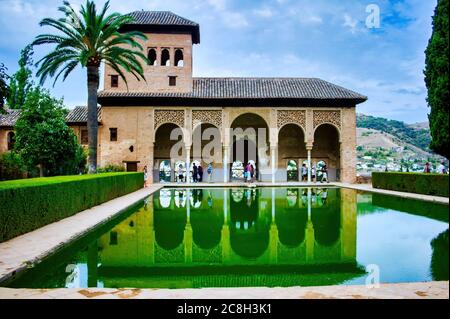 Granada, Spagna - 05 settembre 2015: Luogo di attrazione turistica chiamato Nasrid palazzo in Alhambra contro il suo riflesso in uno stagno Foto Stock