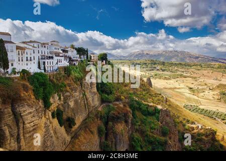 Ronda, Spagna - 06 settembre 2015: Vista grandangolare del famoso villaggio di Ronda situato solo sulla cima della montagna contro le nuvole drammatiche Foto Stock