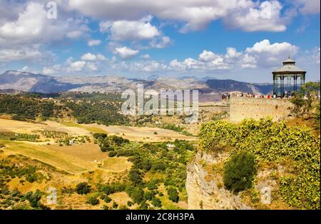 Ronda, Spagna - 06 settembre 2015: Vista grandangolare del famoso villaggio di Ronda situato solo sulla cima della montagna contro le nuvole drammatiche Foto Stock
