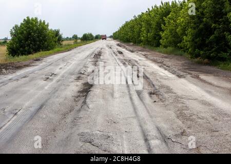 Strada danneggiata dal carrello. Box per asfalto da autocarri pesanti. Congestione sulla strada. Foto Stock