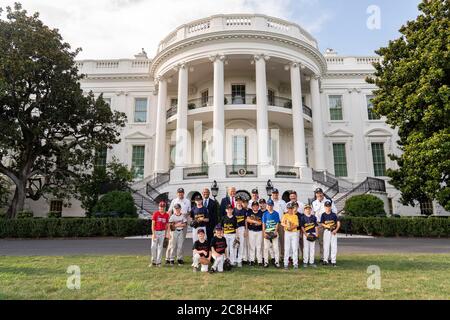 Washington, Stati Uniti d'America. 23 luglio 2020. Washington, Stati Uniti d'America. 23 luglio 2020. Il presidente degli Stati Uniti Donald Trump e la Hall of Fame Pitcher Mariano Rivera, a sinistra, si pongono con i giocatori della Little League durante una celebrazione per celebrare il giorno di apertura del baseball della Major League sul South Lawn of the White House 23 luglio 2020 a Washington, DC la stagione del baseball inizia normalmente in primavera ma è stata ritardata a causa della pandemia. Credit: Shealah Craighead/White House Photo/Alamy Live News Foto Stock