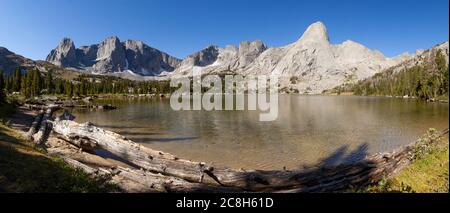 Un'immagine panoramica del Cirque of the Towers e del lago Lonesome nella Wind River Range del Wyoming. Preso il 4 settembre 2019. Foto Stock