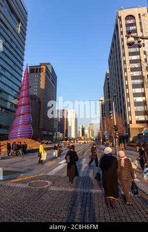Scultura primaverile di Claes Oldenburg & Coosje van Bruggen: In piazza Cheonggye, Seoul, Corea del Sud Foto Stock