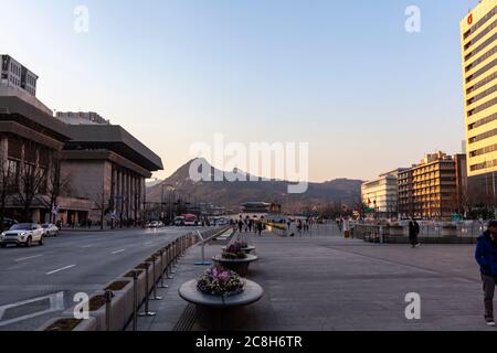 Vista sul viale dalla statua dell'ammiraglio Yi Sun Shin, Sejong-daero, Sejongno, Jongno-GU, Seoul, Corea del Sud Foto Stock