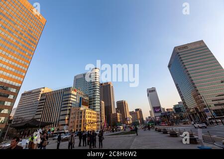 Vista sul viale dalla statua dell'ammiraglio Yi Sun Shin, Sejong-daero, Sejongno, Jongno-GU, Seoul, Corea del Sud Foto Stock