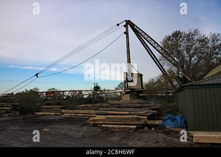 Vecchia gru arrugginita in un cantiere di legno nel Somerset Foto Stock