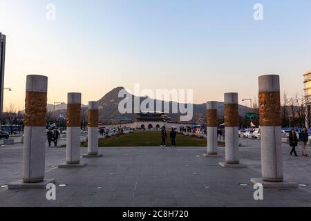 Porta di Gwanghwamun da piazza Gwanghwamun, Seoul, Corea del Sud Foto Stock