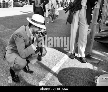 Settembre 2019 - fotografo con una fotocamera Pentax K1000 35mm al Goodwood Revival Foto Stock