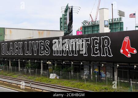 23 luglio 2020: Vista generale di Black Lives materia cartellone che domina il Massachusetts Turnpike Giovedi, 23 luglio 2020 a Boston, Massachusetts. La stagione 2020 era stata rinviata da marzo a causa della pandemia di COVID-19. Rich Barnes/CSM Foto Stock