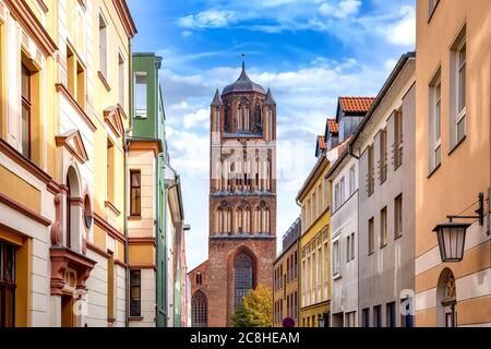 Vista sulla chiesa di San Nicola nel centro storico di Stralsund, Germania Foto Stock