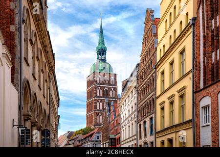 Vista sulla chiesa di San Nicola nel centro storico di Stralsund, Germania Foto Stock