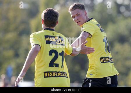 SWOLGEN, PAESI BASSI - LUGLIO 21: :Celebring a Goal, Evert Linthorst di VVV Venlo e Stan van Dijck di VVV Venlo visto durante la partita pre stagione Sporting ST v VVVV Venlo il 21 luglio 2020 a Swolgen, Paesi Bassi. Foto Stock