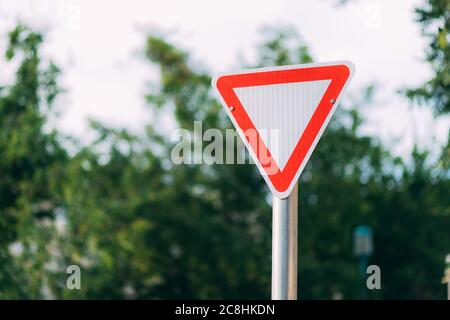 Coni Stradali E Cartello Stradale A Forma Di Triangolo Bianco Su Sfondo  Bianco - Fotografie stock e altre immagini di Allerta - iStock