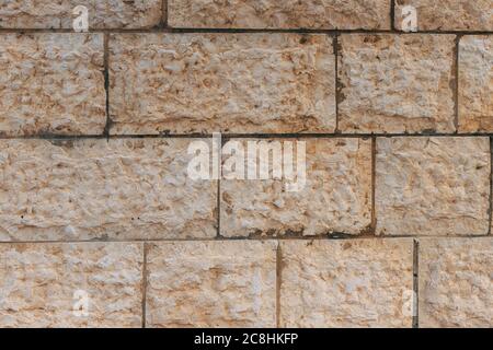 Gerusalemme muro di pietra. Vecchio muro fatto della pietra di Gerusalemme in Israele. Vecchio muro restaurato. Frammento di un antico muro di pietra nella vecchia Gerusalemme in Israele. Foto Stock