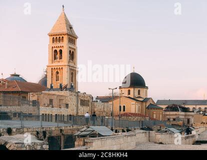 Città vecchia di Gerusalemme, quartiere cristiano. Vista dai tetti di Gerusalemme sulla chiesa cristiana. Giorno di Gerusalemme. Città vecchia di Gerusalemme. Foto Stock