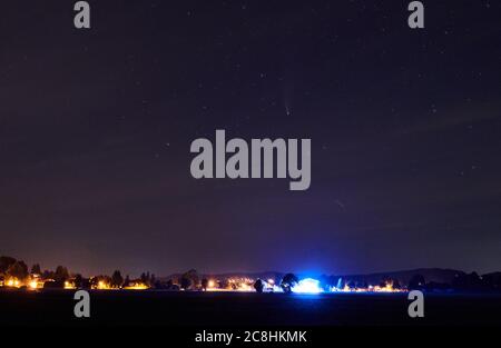 Fuessen, Germania, 24 luglio 2020. Comet C/2020 F3, NEOWISE visto da Schwangau © Peter Schatz / Alamy Live News Foto Stock