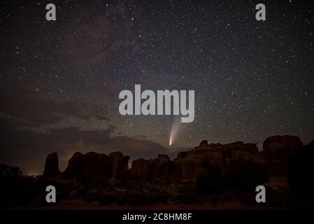 Neoswise Comet Over Arches National Park, Utah, USA. Questa cometa non apparirà ancora per altri 6800 anni. Foto Stock