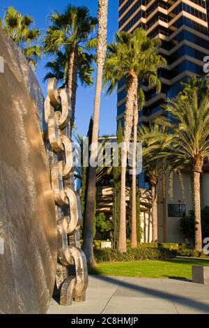 La scultura "Breaking the Chains" di Melvin Edwards su Martin Luther King Jr. Promenade & Harbour Club Towers, San Diego, California, USA Foto Stock