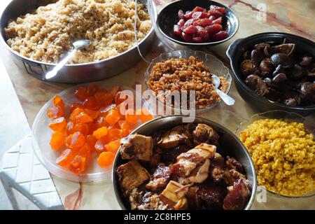 Zongzi o gnocchi di riso è riso glutinoso con ripieni dolci o salati avvolti in bambù o foglie di canna. Ingredienti freschi per la preparazione. Foto Stock