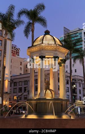 Fontana di Broadway, Horton Plaza Park, Gaslamp Quarter, San Diego, California, Stati Uniti d'America Foto Stock