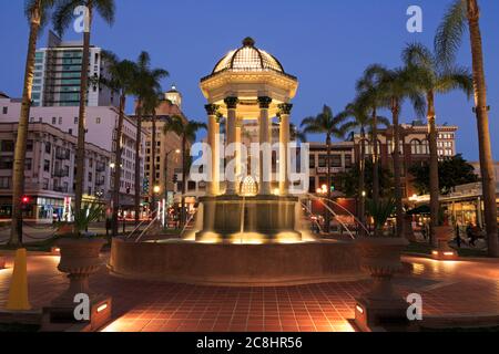 Fontana di Broadway, Horton Plaza Park, Gaslamp Quarter, San Diego, California, Stati Uniti d'America Foto Stock