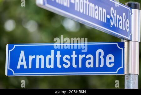 Lipsia, Germania. 24 luglio 2020. L'insegna della Arndtstraße. La strada dovrebbe essere rinominata Hanna-Arendt-Straße. Il dibattito contro il razzismo ha innescato solo in alcuni casi dibattiti sui nomi delle strade e sui monumenti in Sassonia. Soprattutto a Lipsia, ci sono state argomentazioni sui nomi delle strade. Altrimenti la ridenominazione di strade e piazze è piuttosto rara. Credit: Jan Woitas/dpa-Zentralbild/dpa/Alamy Live News Foto Stock