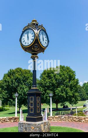 Mooresville, NC, USA: Orologio iconico al Trump National Golf Club Charlotte Foto Stock