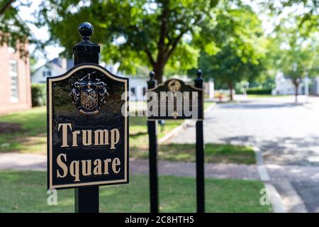 Mooresville, North Carolina, USA: Cartello per Trump Square al Trump National Golf Club Charlotte Foto Stock