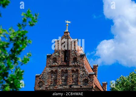 22 luglio 2020, Brandeburgo, Bad Saarow/OT Neu-Golm: La chiesa protestante nel centro del villaggio nel quartiere Oder-Spree è un edificio in mattoni del 19 ° secolo con una torre medievale fortificata fatta di pietre da campo. Il predecessore della chiesa risale al 1495, ma è stato ricostruito. Foto: Soeren Stache/dpa-Zentralbild/ZB Foto Stock