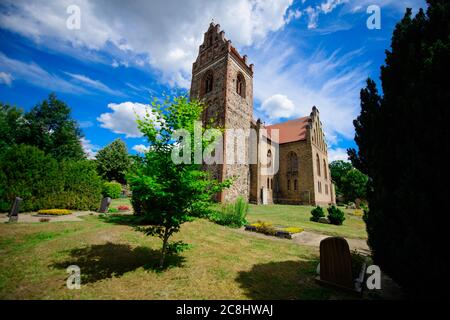 22 luglio 2020, Brandeburgo, Bad Saarow/OT Neu-Golm: La chiesa protestante nel centro del villaggio nel quartiere di Oder-Spree è un edificio in mattoni del 19 ° secolo con una torre medievale fortificata fatta di pietre da campo. Il predecessore della chiesa risale al 1495, ma è stato ricostruito. Foto: Soeren Stache/dpa-Zentralbild/ZB Foto Stock