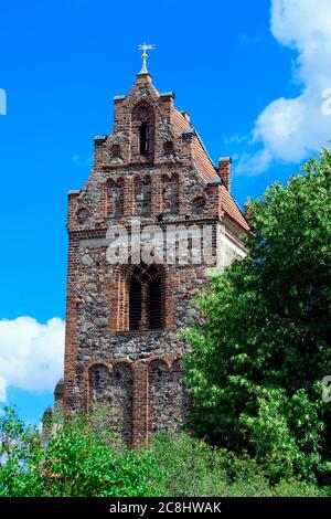 22 luglio 2020, Brandeburgo, Bad Saarow/OT Neu-Golm: La chiesa protestante nel centro del villaggio nel quartiere Oder-Spree è un edificio in mattoni del 19 ° secolo con una torre medievale fortificata fatta di pietre da campo. Il predecessore della chiesa risale al 1495, ma è stato ricostruito. Foto: Soeren Stache/dpa-Zentralbild/ZB Foto Stock