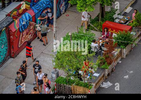 STATI UNITI. 24 luglio 2020. I nuovi casi di coronavirus in arrivo negli Stati Uniti limiteranno la portata della prossima fase di riapertura di New York City, rafforzando le redini di bar e ristoranti a New York City, mentre il governatore Andrew Cuomo guarda un inizio alla quarta fase di riapertura della città. (Foto di Erik McGregor/Sipa USA) Credit: Sipa USA/Alamy Live News Foto Stock